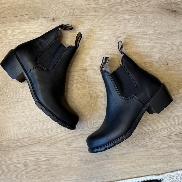 Blundstone Shoes - NEW blundstone heeled leather ankle boots